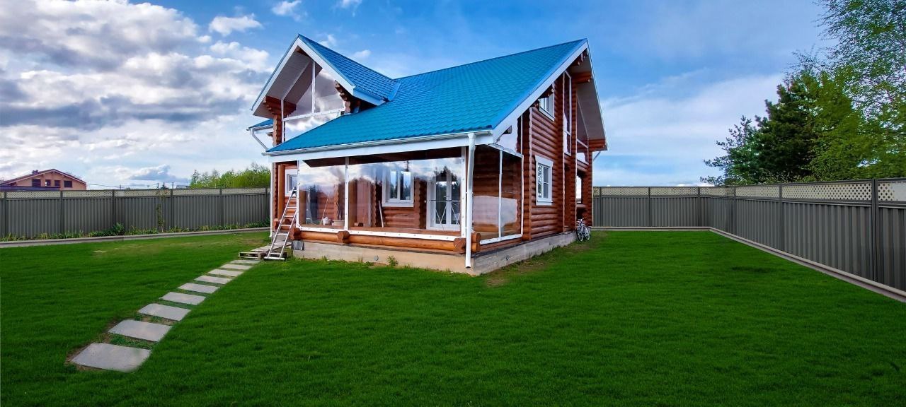 Мягкие окна на веранде загородного дома в Старице